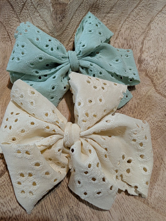 Eyelet bow